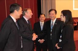 【图2】 刘利华副部长（右二）会见国际电信联盟副秘书长马尔科姆_琼森（左二）。